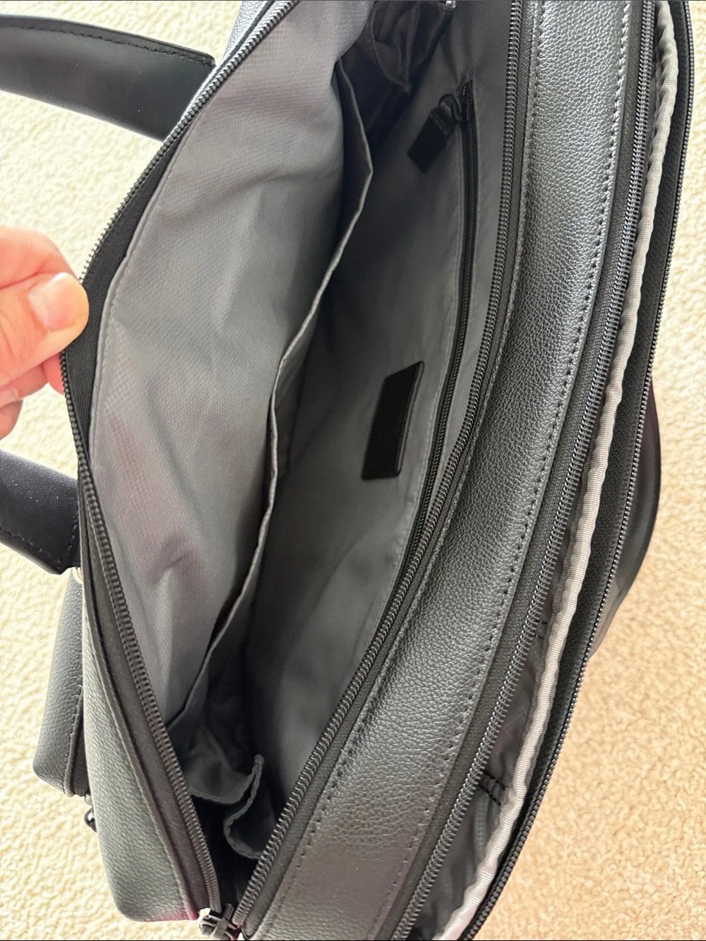 Tumi Black oakfield Leather Men’s Briefcase with Front Zip Pocket